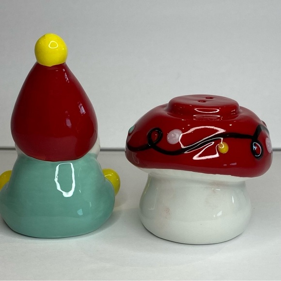 St Nicholas Square Gnome And Mushroom Salt And Pepper Shakers.  Nib - Picture 2 of 10
